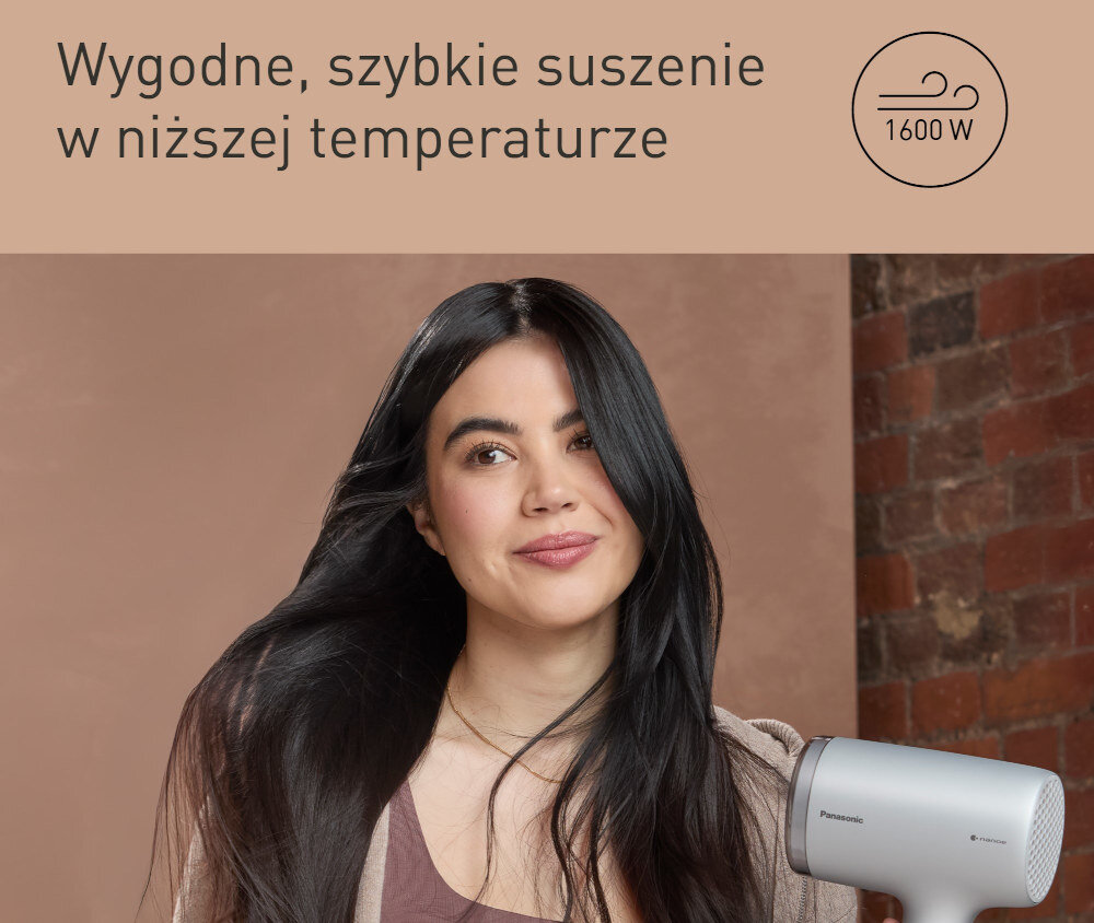 Kobieta z długimi, ciemnymi włosami używa suszarki do włosów marki Panasonic. Na górze obrazu widnieje tekst: \'Wygodne, szybkie suszenie w niższej temperaturze\' oraz symbol z napisem \'1600 W\'.