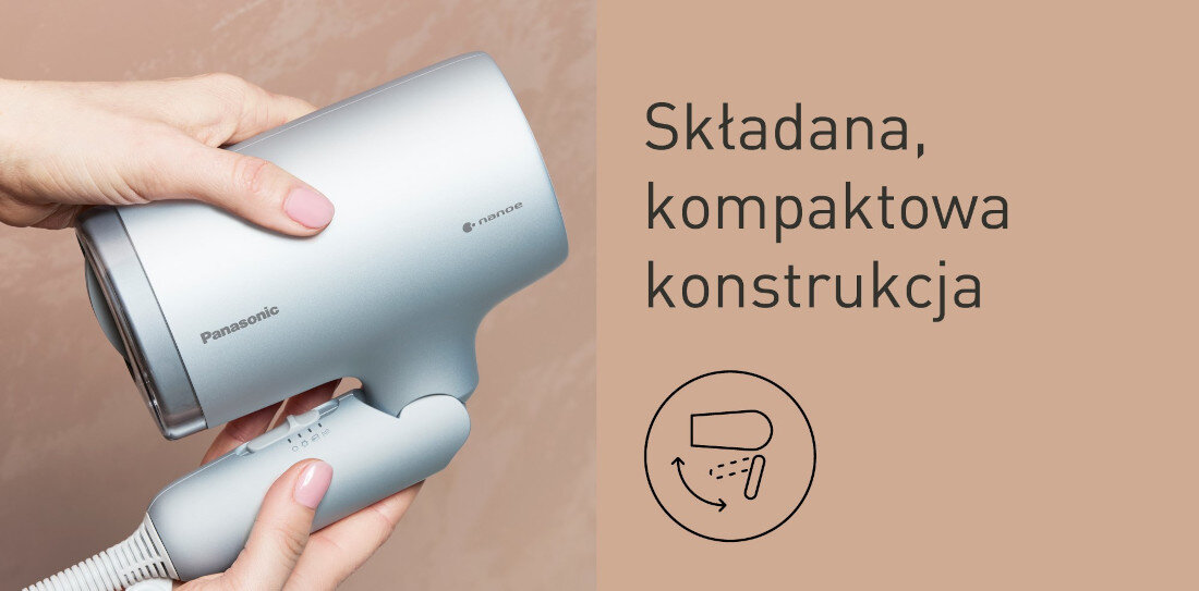 Osoba trzyma srebrną suszarkę do włosów z widocznym logo Panasonic i napisem nanoe. Obok znajduje się tekst: \'Składana, kompaktowa konstrukcja\' oraz ikona przedstawiająca składanie suszarki.