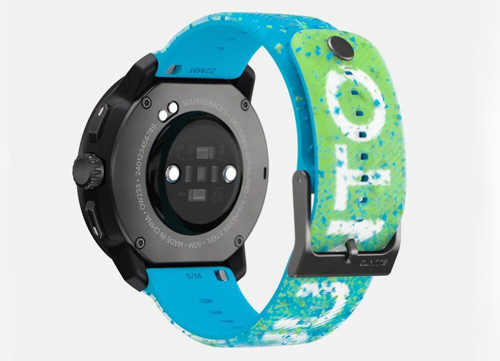 Smartwatch z kolorowym paskiem w odcieniach niebieskiego i zielonego z białymi napisami. Na odwrocie koperty widoczny jest napis: \'SUUNTO RACE S\'.
