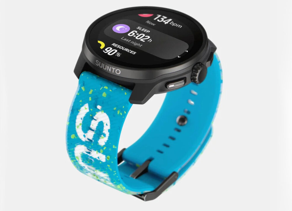Smartwatch z czarną kopertą i niebieskim paskiem z białymi wzorami. Na ekranie widoczne są informacje: \'134 bpm\', \'SLEEP 6:02 h Last night\', \'RESOURCES 90%\'.