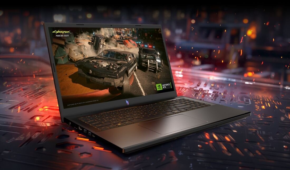 Laptop Acer Nitro z kartą NVIDIA GeForce RTX wyświetla grę Cyberpunk 2077 podczas zaawansowanej rozgrywki gamingowej 