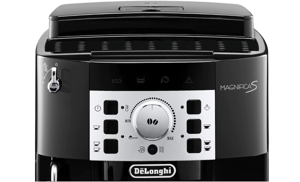 Czarny ekspres do kawy z panelem sterowania, na którym znajdują się przyciski i pokrętło. Widoczne logo \'DeLonghi\' oraz napis \'Magnifica S\'.