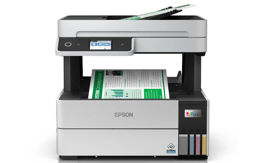 Urządzenie wielofunkcyjne z logo EPSON, posiada wyświetlacz i panel sterowania na górze. Widoczny jest dokument w trakcie drukowania oraz kolorowe pojemniki na tusz z boku.