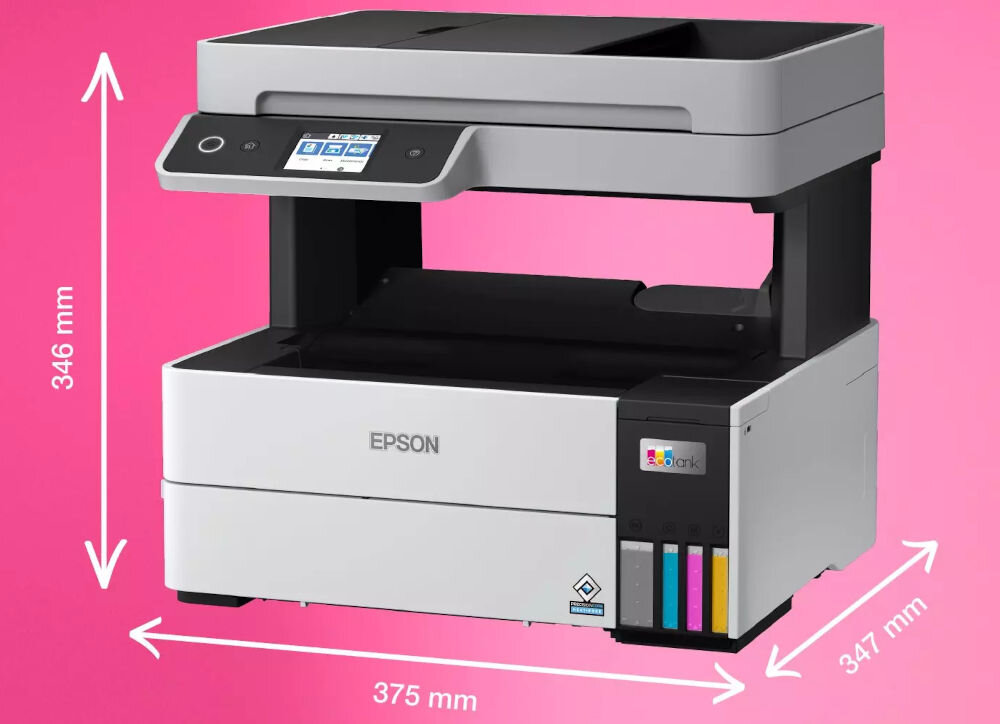 Urządzenie wielofunkcyjne EPSON z widocznym logo, posiada wyświetlacz i kolorowe pojemniki na tusz. Wymiary urządzenia to 346 mm wysokości, 375 mm szerokości i 347 mm głębokości, na tle różowego tła.