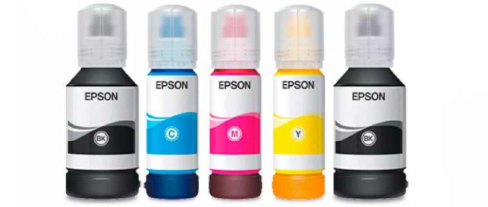 Na obrazie widoczne są pięć butelek z tuszem marki EPSON w różnych kolorach: czarnym, niebieskim, różowym, żółtym i ponownie czarnym. Każda butelka ma etykietę z oznaczeniem koloru: BK, C, M, Y, BK.