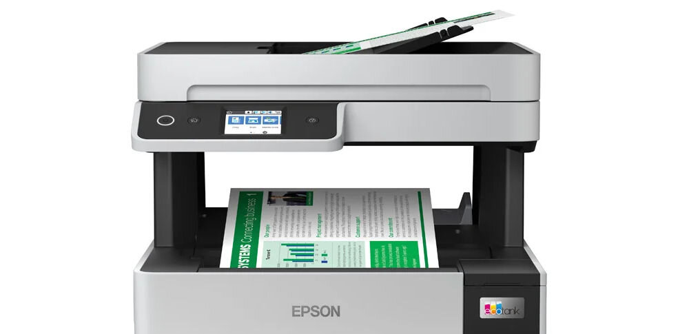 Urządzenie wielofunkcyjne z wyświetlaczem dotykowym i dokumentem w podajniku. Na obudowie widoczne jest logo \'Epson\' oraz \'EcoTank\'.