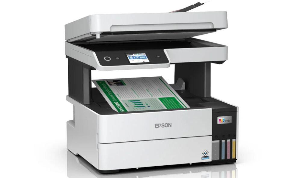 Urządzenie wielofunkcyjne w kolorze białym z widocznym logo EPSON, posiada wyświetlacz i panel sterowania. W urządzeniu znajduje się kolorowy dokument, a pojemniki na tusz są widoczne z boku.