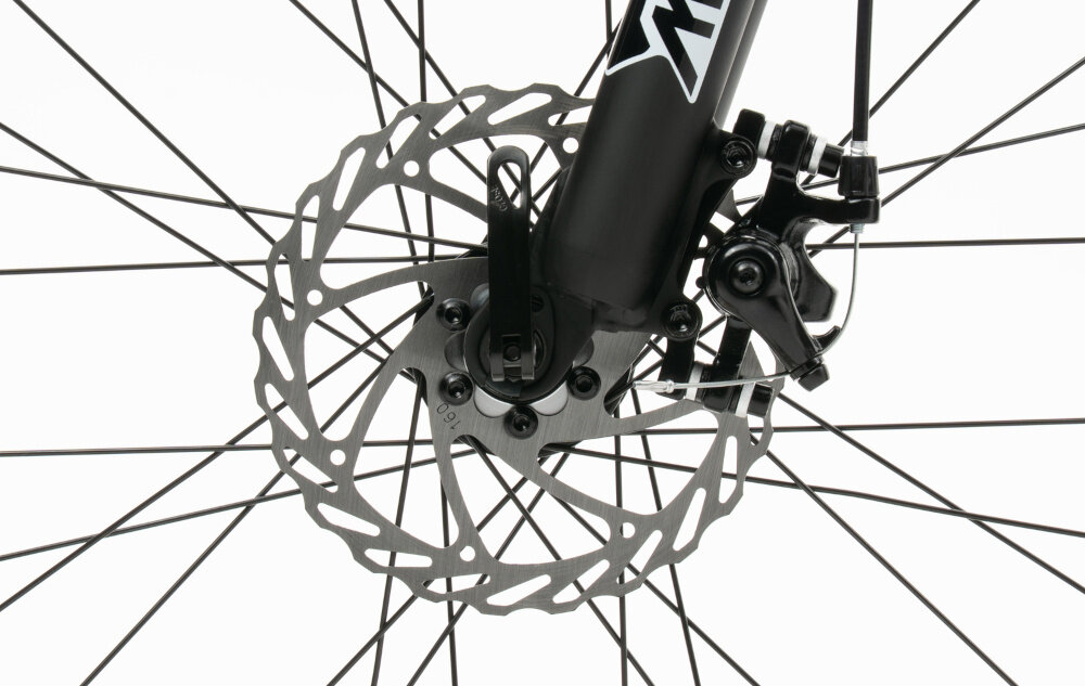 Rower górski MTB INDIANA X-Pulser 2.7 M15 27.5 cala męski Czarno-czerwony zbliżenie na tarczę hamulcową podstawa bezpieczeństwa hamulce tarczowe mechaniczne w niemal każdych warunkach pogodowych i na każdej trasie bardzo duża siła hamowania hamulce z przodu i z tyłu podwójny pakiet bezpieczeństwa
