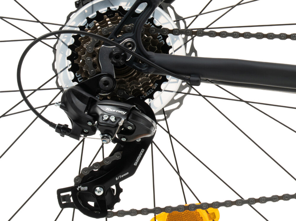 Rower górski MTB INDIANA X-Pulser 2.7 D17 27.5 cala damski Czarno-żółty zbliżenie na tylną przerzutkę przerzutki marki SHIMANO 21 przełożeń duża wytrzymałość sprawne działanie zmiana biegów jest płynna i bezproblemowa przednia i tylna przerzutka SHIMANO Tourney precyzyjna praca mechanizmu komfort i kontrola