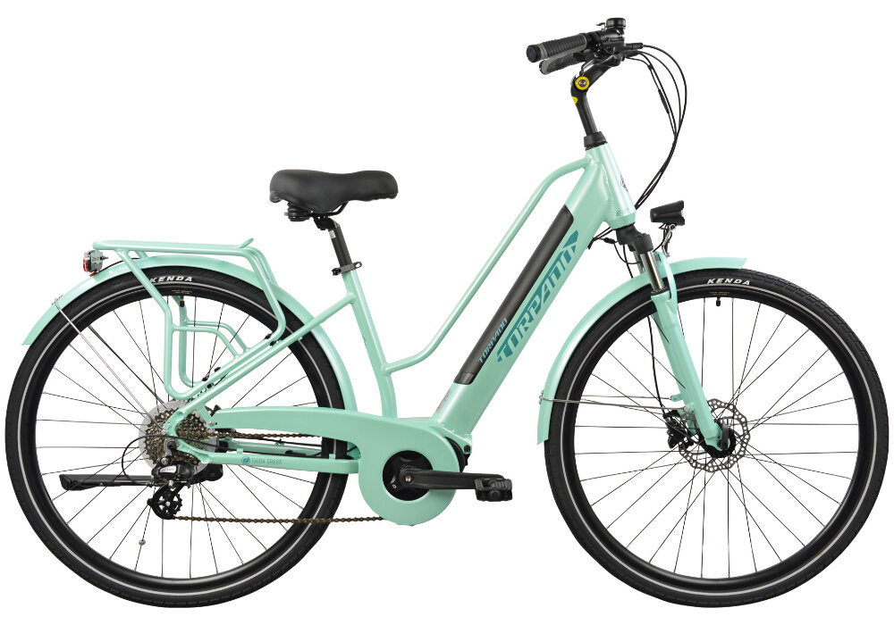 Rower elektryczny w kolorze akwamaryny z napisem \'TORPADO\' na ramie. Posiada czarne opony z napisem \'KENDA\' oraz bagażnik z tyłu.