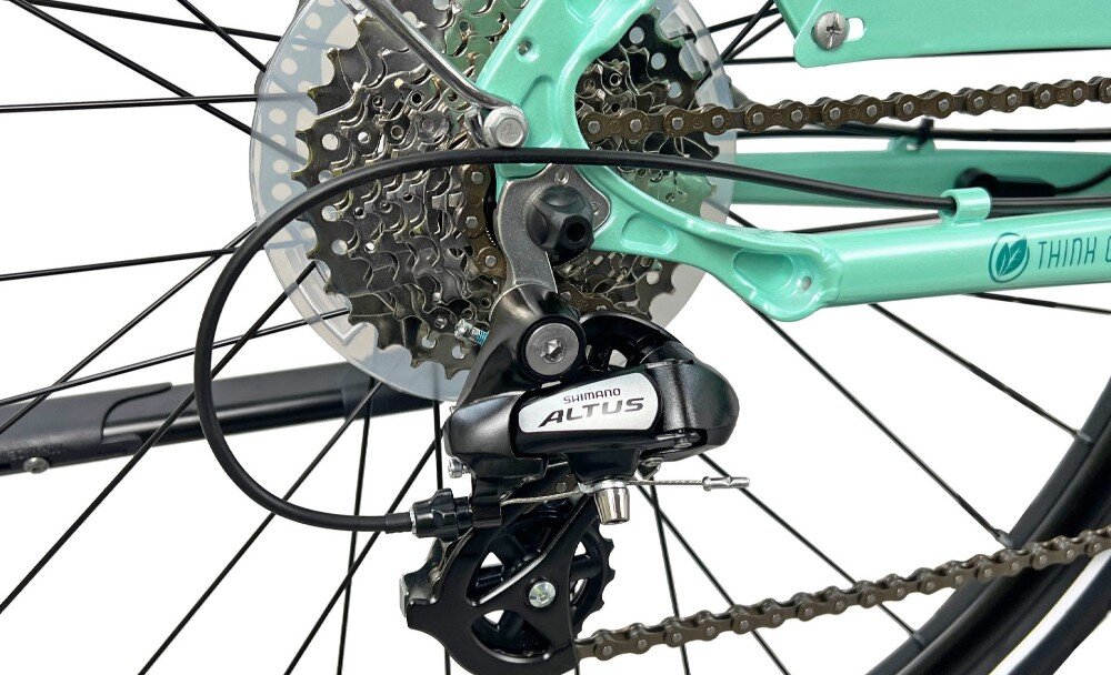 Zbliżenie na mechanizm przerzutki rowerowej z widocznym napisem \'Shimano ALTUS\'. Elementy roweru mają kolor akwamaryny.
