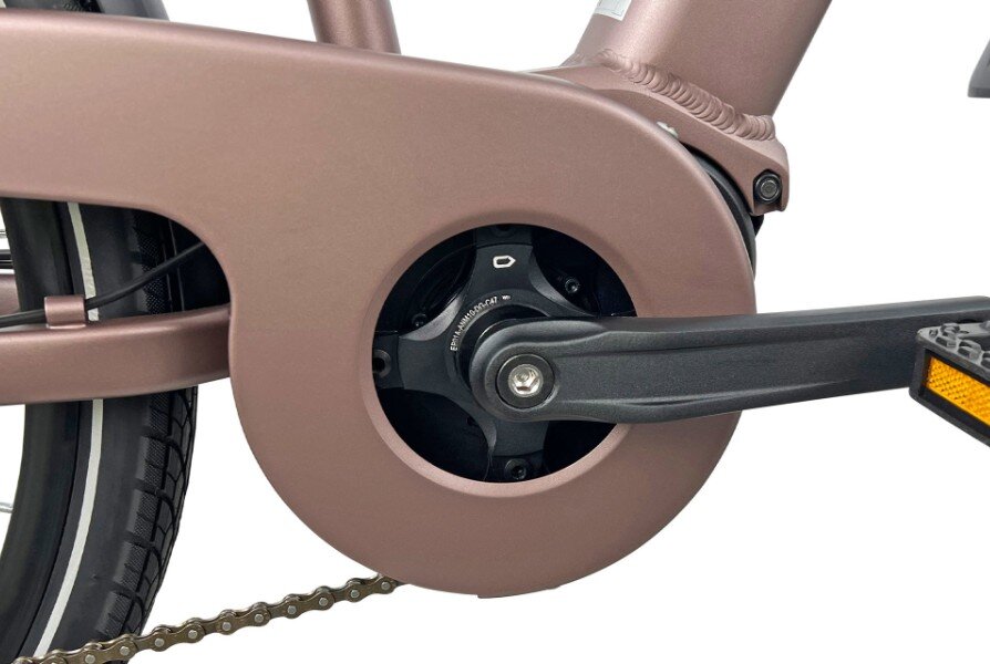 Zbliżenie na mechanizm napędowy roweru elektrycznego w kolorze brązowym, z widocznym pedałem i łańcuchem. Na mechanizmie znajduje się napis \'Shimano Steps\'.