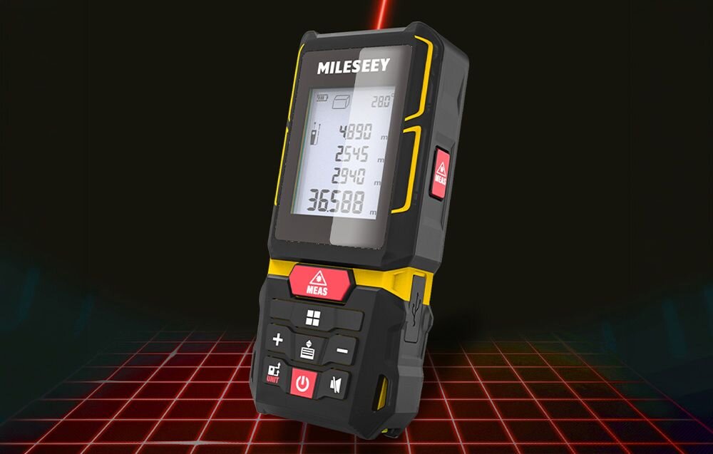 Dalmierz laserowy MILESEEY G7 100m, Dalmierz, pion, siatka, laser, Dalmierz laserowy Mileseey z uruchomioną czerwoną linią lasera, ustawiony pionowo na siatce perspektywicznej.