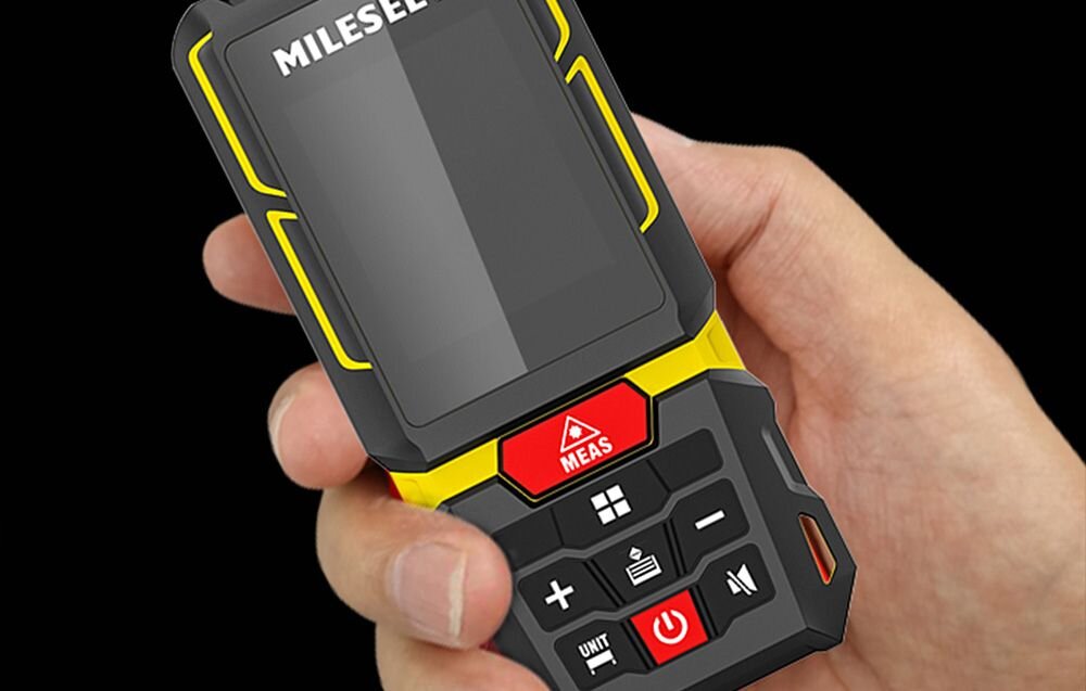 Dalmierz laserowy MILESEEY G7 100m, Urządzenie, dłoń, przyciski, sterowanie, Czarno-żółty dalmierz laserowy trzymany w dłoni, pokazujący rozmieszczenie przycisków sterujących.
