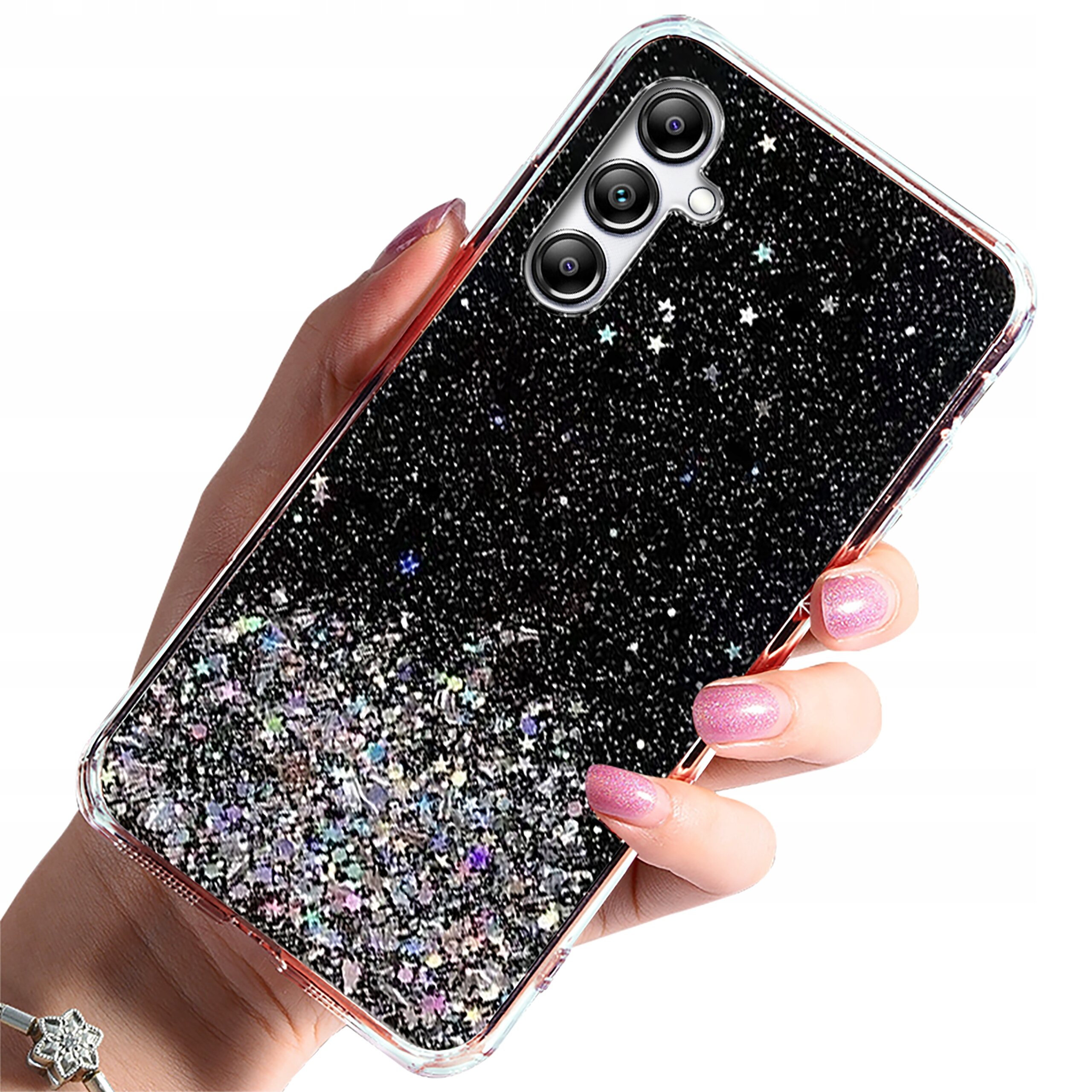 Osoba trzyma telefon w etui z brokatowym wzorem, które mieni się różnymi kolorami. Etui ma wycięcia na trzy obiektywy aparatu.