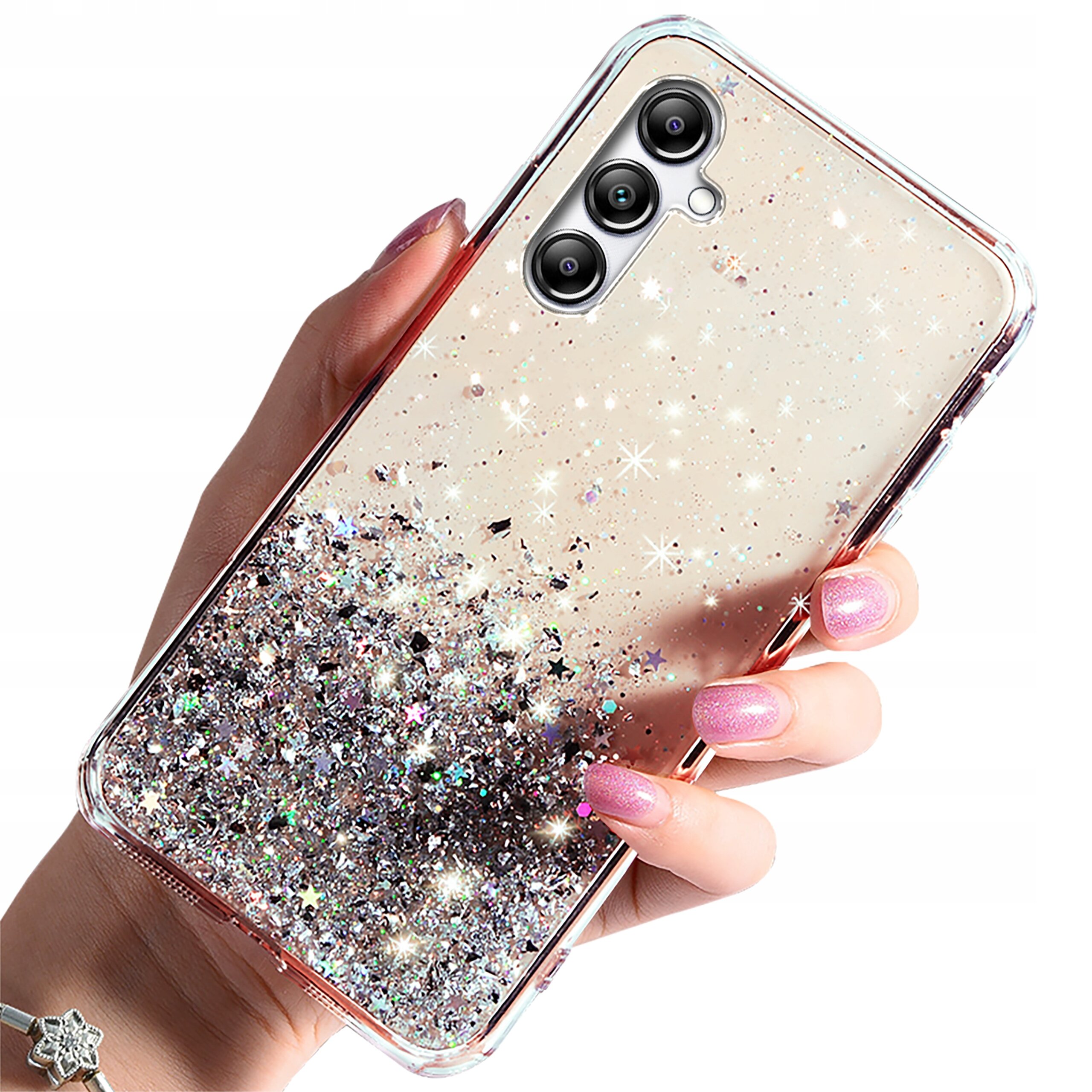 Osoba trzyma telefon w przezroczystym etui z brokatem, które mieni się różnymi kolorami. Etui posiada wycięcia na trzy obiektywy aparatu.