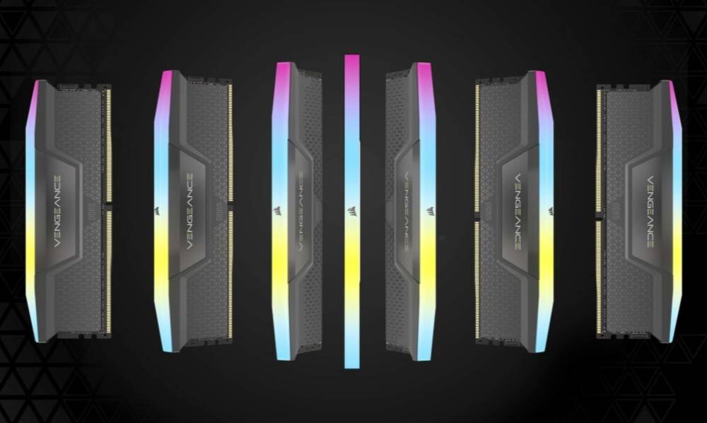 Na obrazie widoczne są moduły pamięci RAM z podświetleniem RGB, z napisem \'VENGEANCE\' i logo producenta. Moduły mają ciemną obudowę z kolorowym podświetleniem na górze.