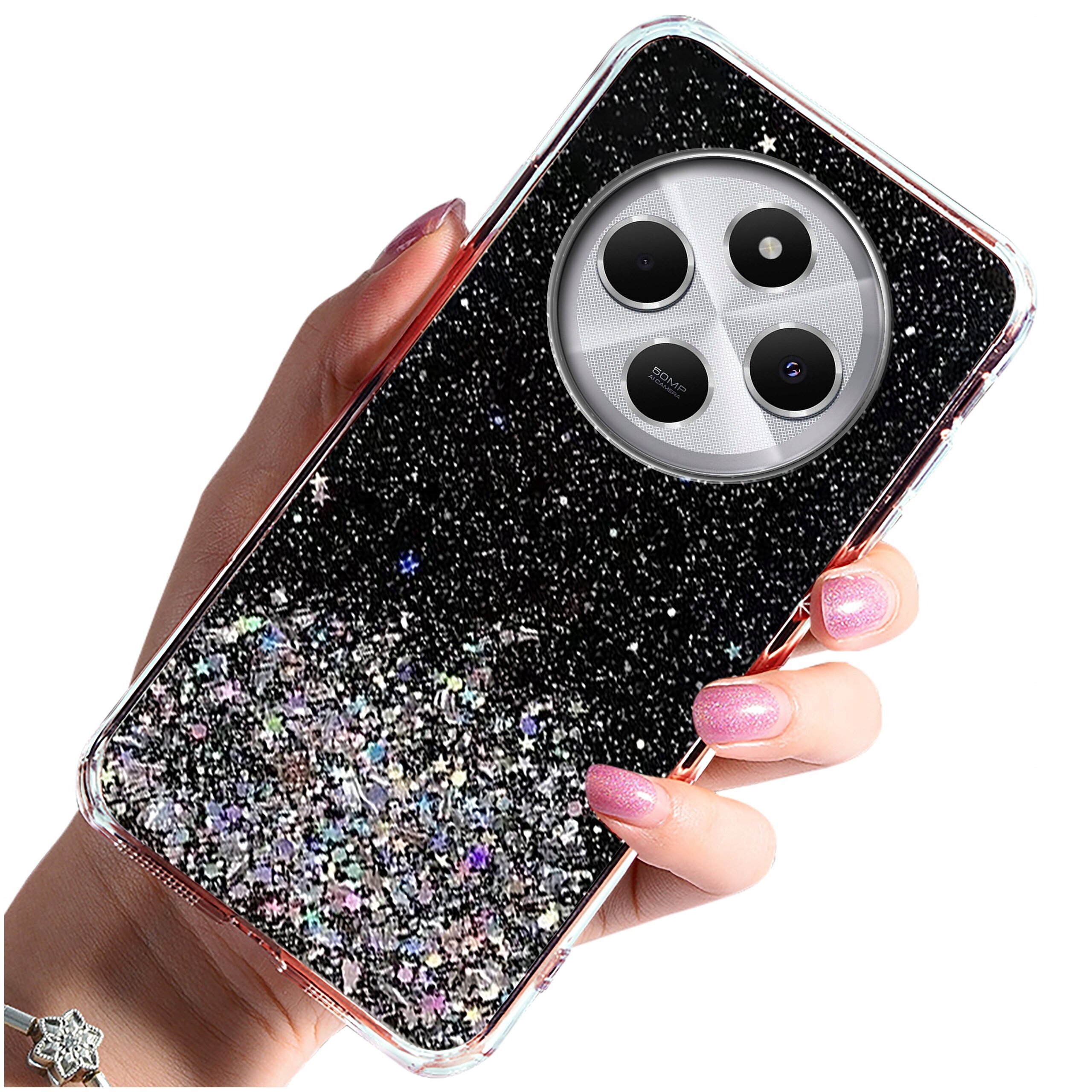 Osoba trzyma telefon w etui z brokatowym wzorem, które mieni się różnymi kolorami. Etui ma wycięcie na aparat z trzema obiektywami.