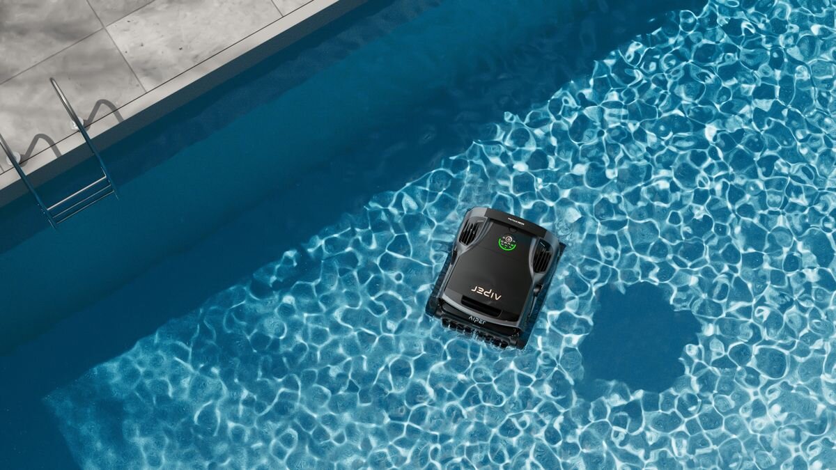 Robot do czyszczenia basenów AIPER Scuba X1 Pro Max, Silniki, ssanie, wydajność, filtracja, Robot porusza się po dnie nasłonecznionego basenu.