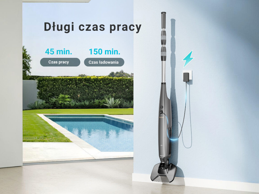 Odkurzacz do basenów stoi przy ścianie, obok ładowarki, na tle basenu i ogrodu. Tekst na obrazie: \'Długi czas pracy\', \'45 min. Czas pracy\', \'150 min. Czas ładowania\'.