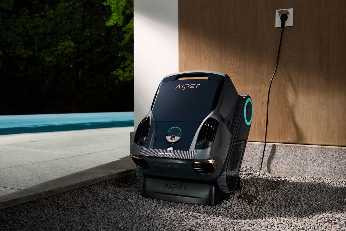 Robot do czyszczenia basenów AIPER Scuba X1, Ładowanie, stacja, przechowywanie, wygoda, Urządzenie basenowe w bezprzewodowej stacji ładującej.