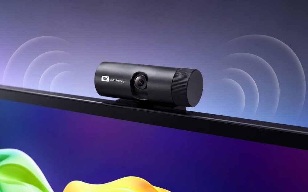 Monitor ACER ProCreator PE270KTbmiiphcuzx Zbliżenie na kamerę internetową z napisem '8K Auto Framing' zamontowaną na górnej krawędzi ekranu z graficznym symbolem rozchodzących się fal