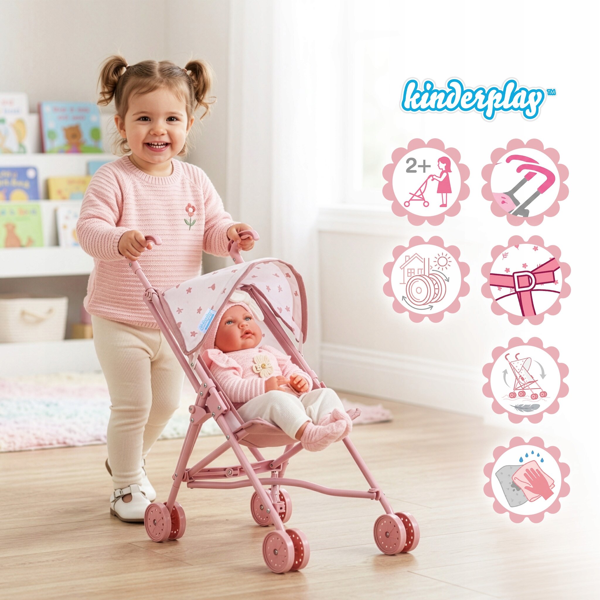 Dziecko pcha różowy wózek dla lalek z lalką w środku, w tle widoczne są książki na półce. Obok znajduje się logo \'kinderplay\' oraz sześć ikon z symbolami i oznaczeniami, w tym \'2+\', parasolka i inne.