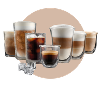 Na obrazie znajduje się sześć szklanek z różnymi napojami kawowymi, w tym kawa mrożona i latte, oraz kilka kostek lodu.