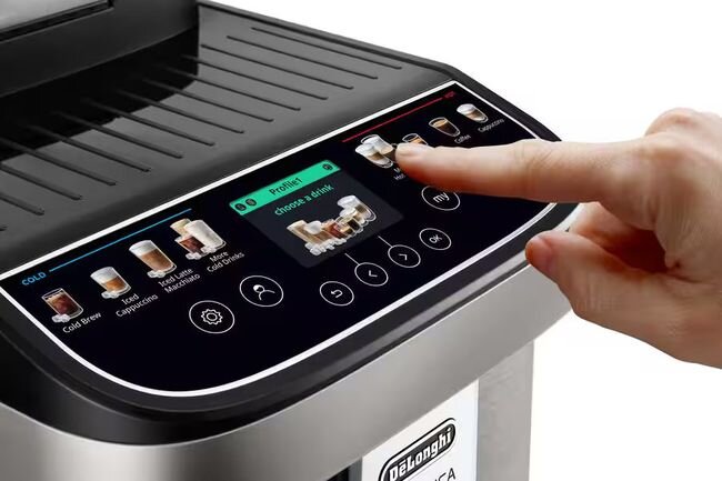 Panel dotykowy ekspresu do kawy z widocznymi ikonami napojów, takimi jak Cold Brew, Espresso i Cappuccino. Na ekranie wyświetla się tekst: \'Profil choose a drink\'.