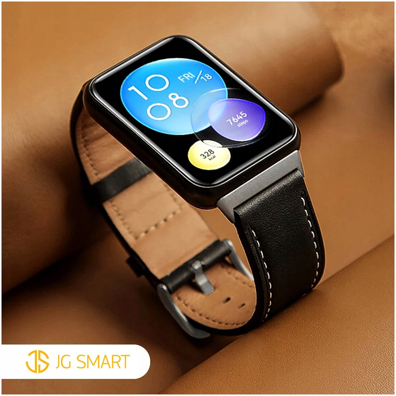 Na obrazie widoczny jest smartwatch z czarnym, skórzanym paskiem i kolorowym wyświetlaczem pokazującym godzinę 10:08 oraz datę piątek 18. W lewym dolnym rogu znajduje się logo \'JG SMART\'.
