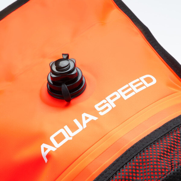 Pomarańczowa boja asekuracyjna z czarnym zaworem i białym napisem \'AQUA SPEED\'.