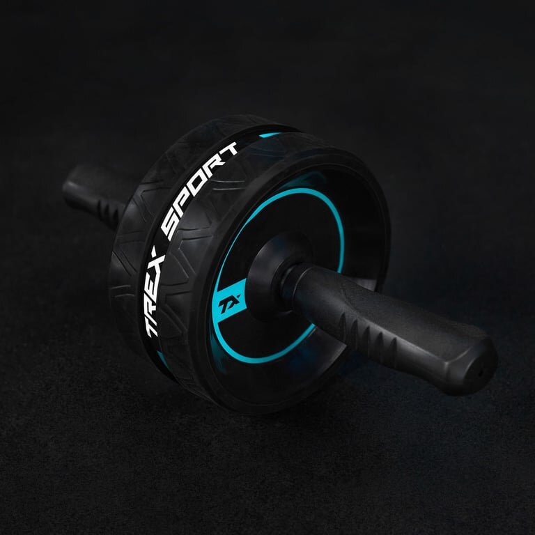 Czarno-niebieskie kółko do ćwiczeń z napisem \'TREX SPORT\' na oponie, posiada dwa uchwyty po bokach.