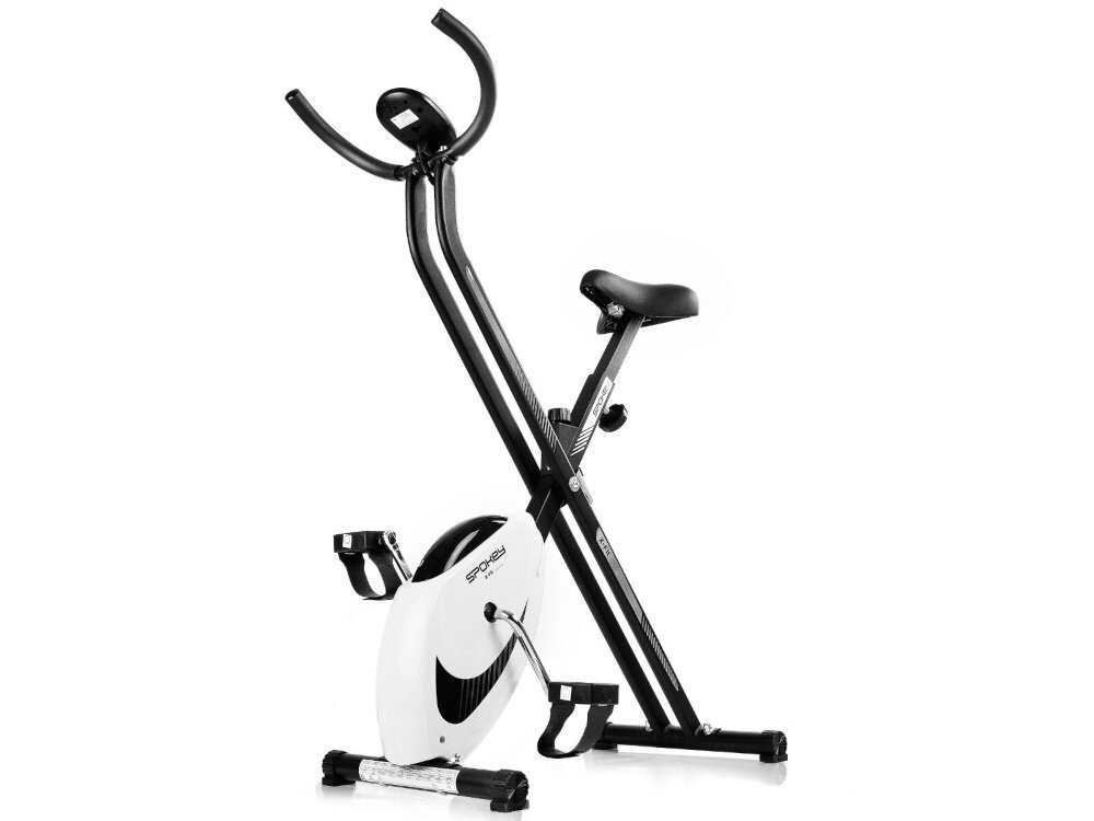 Na obrazie widoczny jest rower mechaniczny z czarną ramą i białą obudową koła zamachowego. Na obudowie znajduje się logo \'SPOKEY\'.