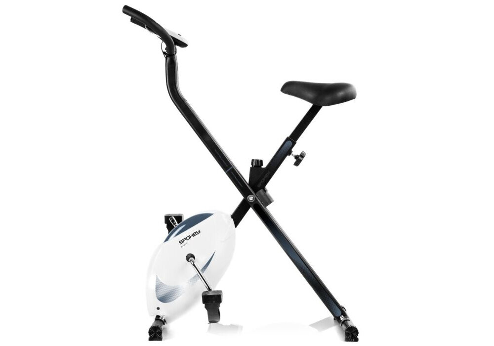Na obrazie widoczny jest rower mechaniczny z białą obudową i czarnym siodełkiem. Na obudowie znajduje się logo \'SPOKEY\'.
