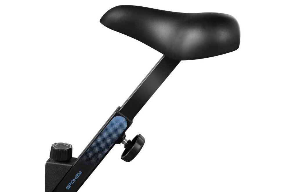 Czarny, ergonomiczny siodełko roweru mechanicznego z regulacją wysokości. Na ramie widoczny jest napis \'Spokey\'.