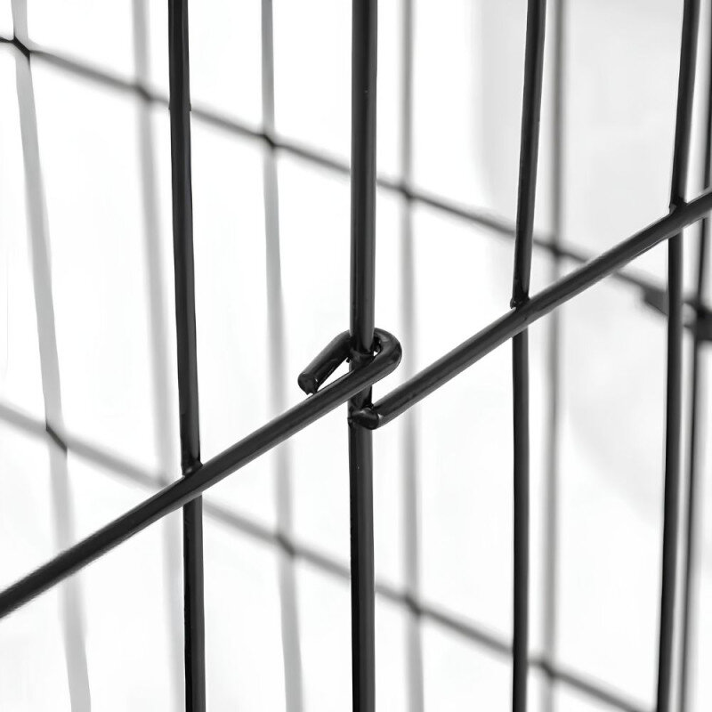 Zbliżenie na metalowe pręty klatki z czarnym wykończeniem, połączone za pomocą haczyka.