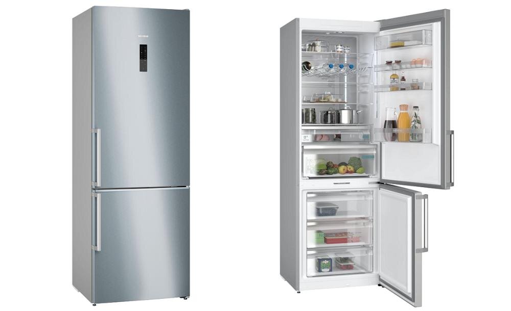 Lodówka w kolorze srebrnym z dwoma drzwiami, górnym do chłodziarki i dolnym do zamrażarki. Wnętrze lodówki zawiera półki z różnymi produktami spożywczymi oraz pojemniki na drzwiach.