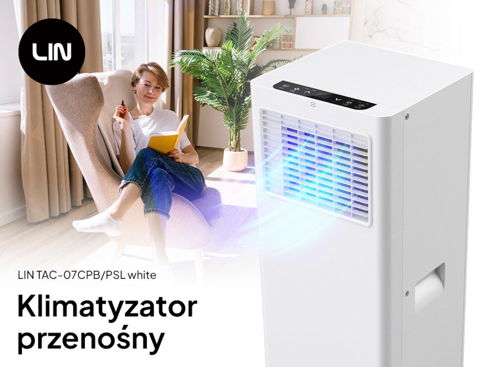 Obraz przedstawia biały klimatyzator przenośny z panelem sterowania na górze i niebieskim światłem wydobywającym się z kratki. Obok siedzi osoba na fotelu, trzymająca książkę, a w tle widać roślinę i półki z dekoracjami.