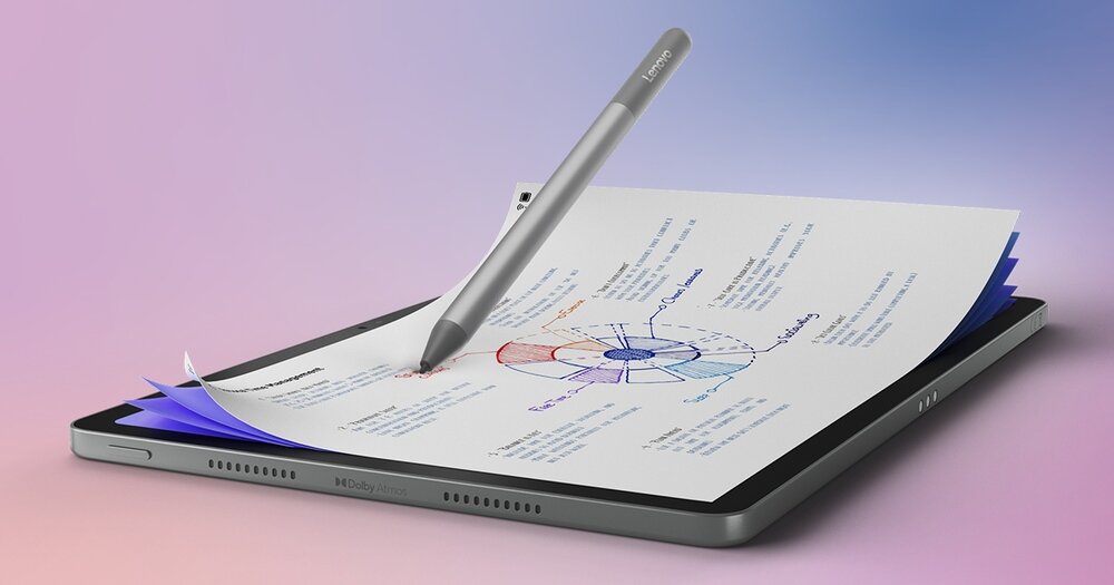 Tablet z szarym rysikiem leżący na powierzchni, z wyświetlonym dokumentem zawierającym wykres kołowy i tekst. Na rysiku widoczne jest logo \'Lenovo\'.