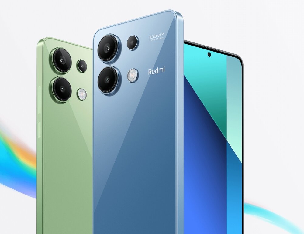 Na obrazie widoczne są dwa smartfony w kolorach zielonym i niebieskim, z trzema aparatami z tyłu. Na niebieskim telefonie widoczny jest napis \'Redmi\' oraz \'108MP\'.