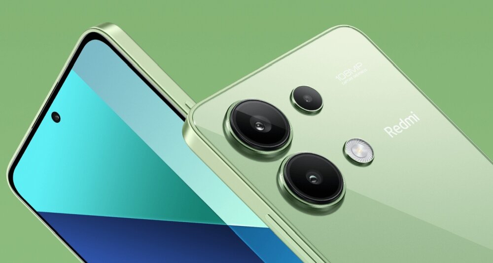Zielony smartfon z trzema aparatami z tyłu i napisem \'Redmi\'. Na ekranie widoczny jest wyświetlacz z otworem na kamerę przednią.