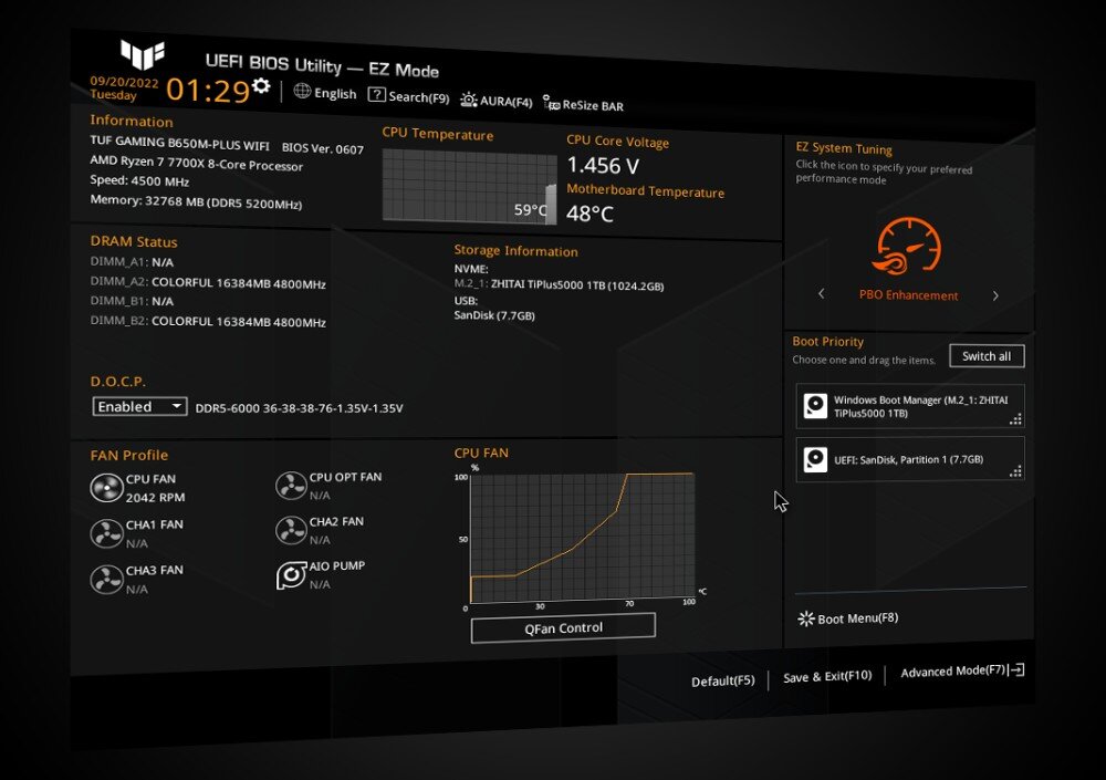 Interfejs UEFI BIOS Utility w trybie EZ Mode pokazuje informacje o systemie, takie jak model płyty głównej TUF GAMING B650M-PLUS WIFI, procesor AMD Ryzen 7 7700X, oraz temperaturę CPU wynoszącą 59°C. Widoczne są także dane o pamięci RAM, profilach wentylatorów i priorytetach bootowania.