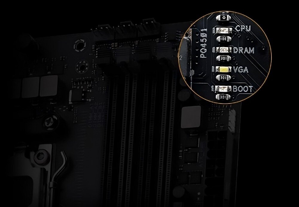 Obraz przedstawia fragment płyty głównej z widocznymi slotami RAM oraz powiększeniem sekcji diagnostycznej z diodami oznaczonymi jako CPU, DRAM, VGA i BOOT.