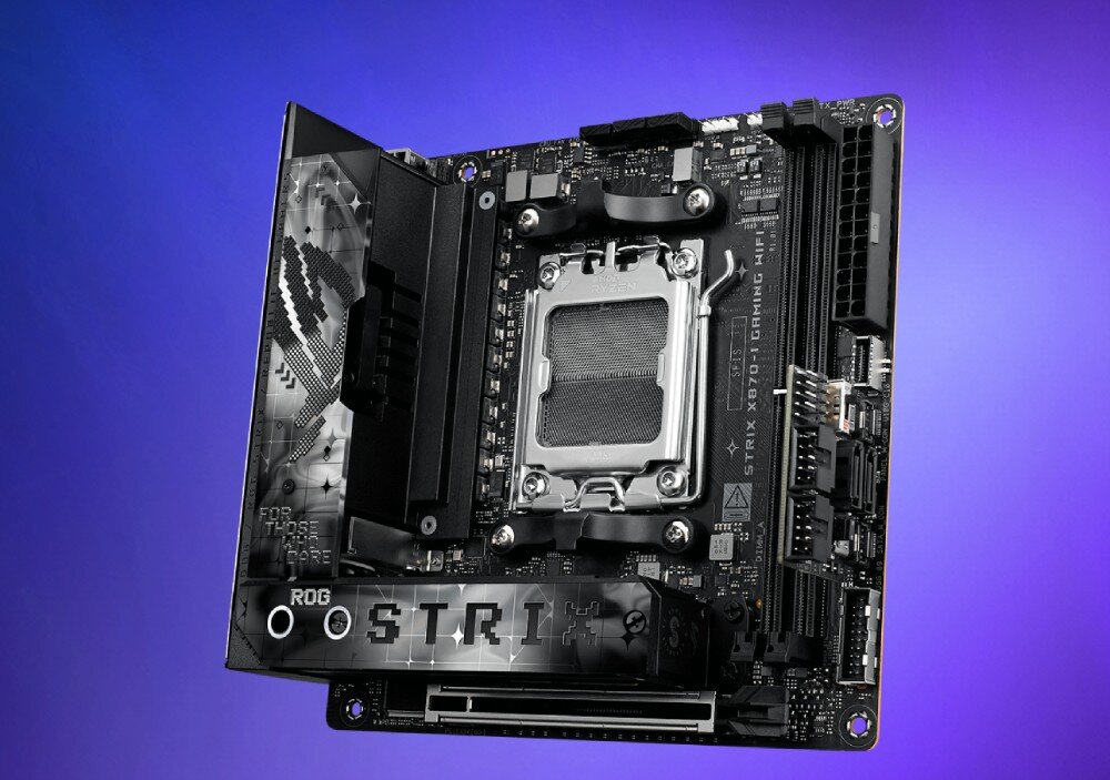 Płyta główna z widocznym gniazdem procesora i napisami \'ROG STRIX\' oraz \'STRIX X870-I GAMING WIFI\'. Tło jest fioletowe, a na płycie widoczne są różne komponenty elektroniczne.