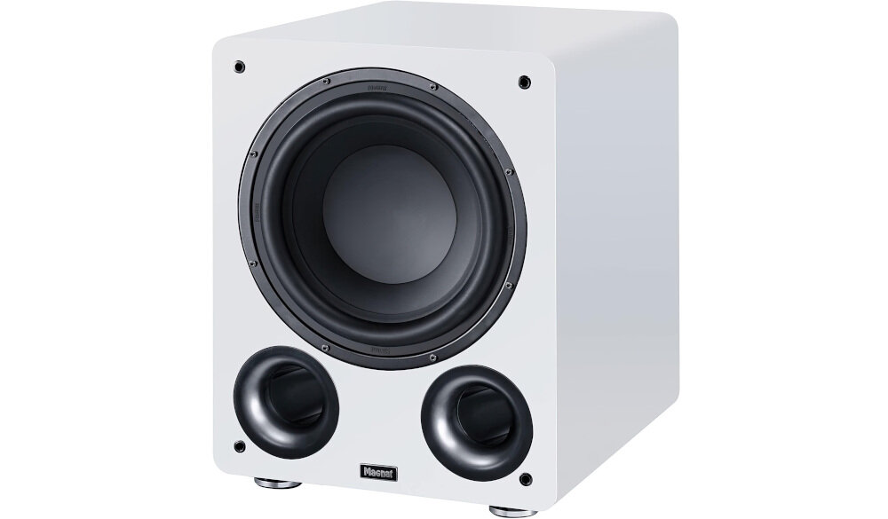 Biały subwoofer z dużym przetwornikiem na froncie i dwoma portami Bass Reflex poniżej. Na obudowie widoczne jest logo \'Magnat\'.