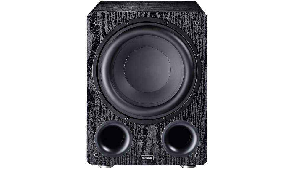 Czarny subwoofer z dużym przetwornikiem na froncie i dwoma portami Bass Reflex poniżej. Na obudowie widoczne jest logo \'Magnat\'.