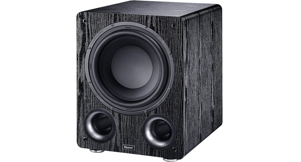 Czarny subwoofer z dużym przetwornikiem na froncie i dwoma okrągłymi portami poniżej. Na obudowie widoczne jest logo \'Magnat\'.