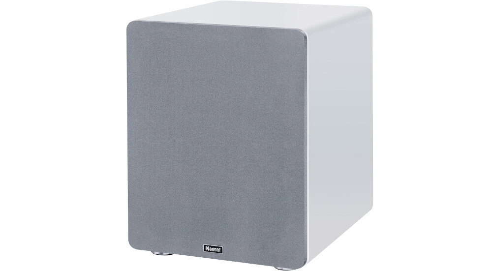 Na obrazie widoczny jest czarny subwoofer z szarą maskownicą na froncie. Na dole maskownicy znajduje się logo \'Magnat\'.