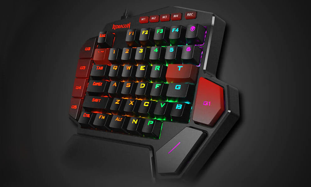 Klawiatura gamingowa z podświetleniem RGB, posiadająca klawisze oznaczone literami i cyframi oraz dodatkowe przyciski funkcyjne. Widoczne logo \'REDRAGON\' na górze urządzenia.