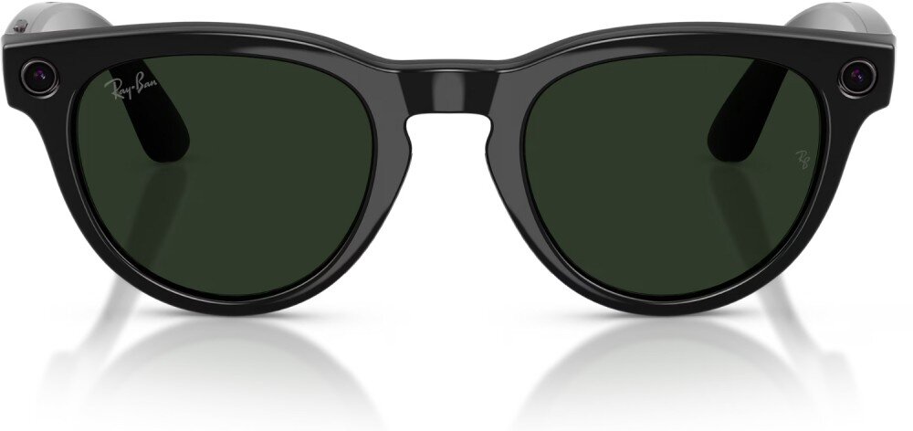 Czarne okulary przeciwsłoneczne z połyskiem, z widocznym logo \'Ray-Ban\' na jednym z zauszników. Szkła są ciemne, a na oprawkach znajdują się małe okrągłe elementy przypominające kamery.